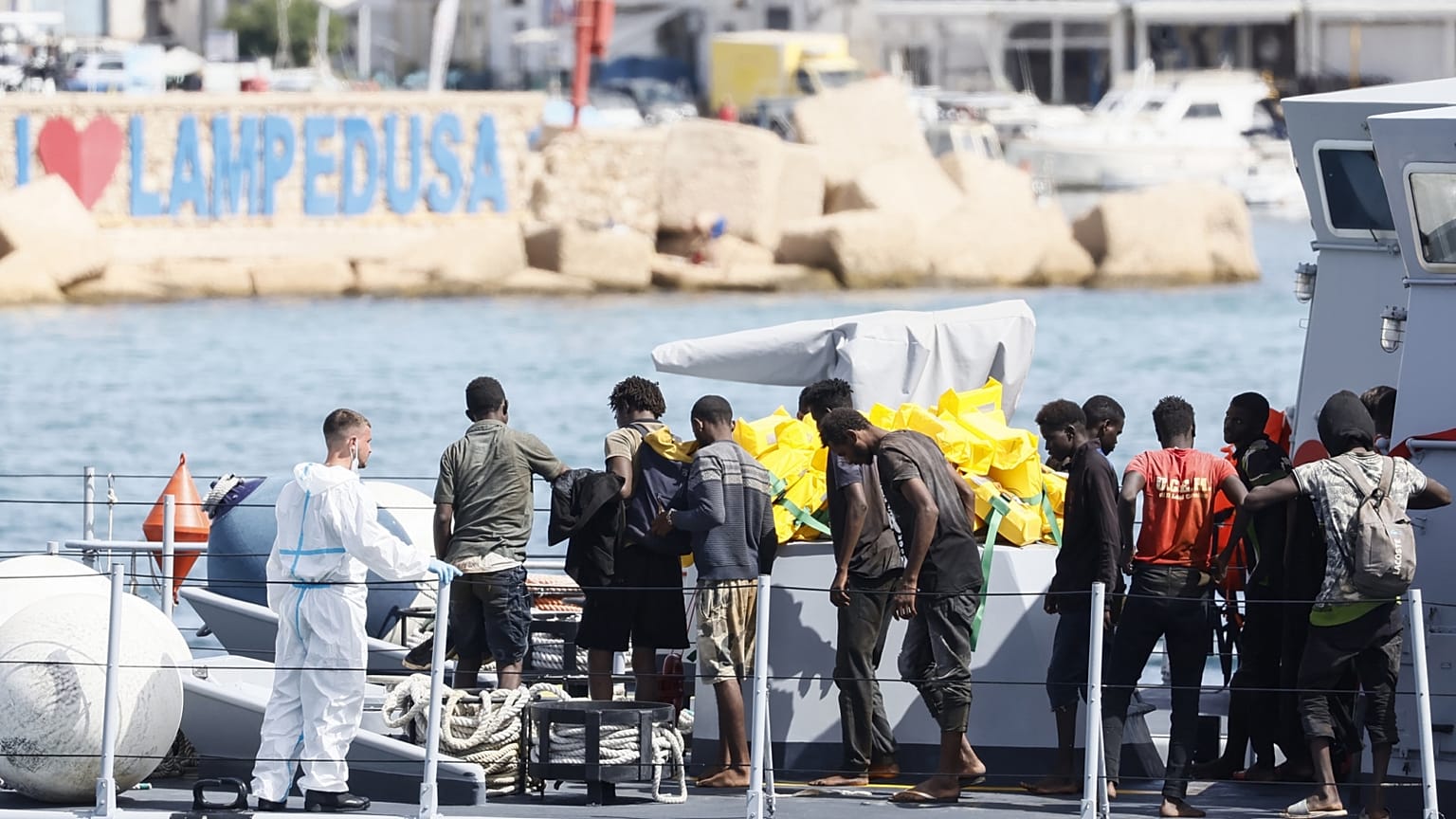Tengerből kimentett afrikai migránsok Lampedusánál