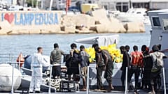 Tengerből kimentett afrikai migránsok Lampedusánál
