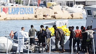 Tengerből kimentett afrikai migránsok Lampedusánál