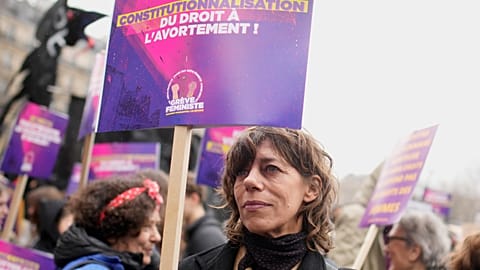 Manifestanti marciano per il diritto all'aborto