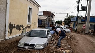 Αυτοκίνητο στις λάσπες στον Βόλο