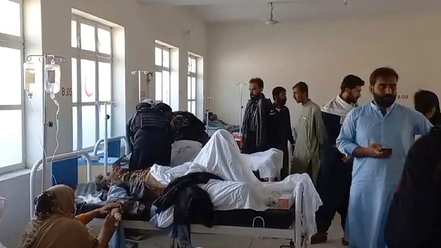 صورة نشرها مكتب شرطة المنطقة، يظهر فيها ضحايا الانفجار في مستشفى في ماستونغ بالقرب من كويتا، باكستان، الجمعة 29 سبتمبر 2023.