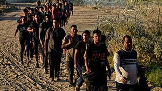 Meksika sınırından ABD'ye girmeye çalışan göçmenler 
