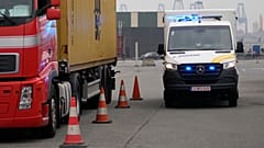 Konténerek átvizsgálása Belgiumban, az antwerpeni kikötőben
