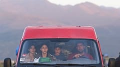 Armenios étnicos de Nagorno Karabaj sentados en el interior de un minibús de camino a Goris, en la región armenia de Syunik, el jueves 28 de septiembre de 2023