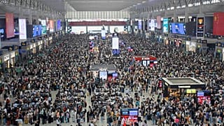 يسافر الملايين عبر الصين مع بدء العطلة الوطنية.