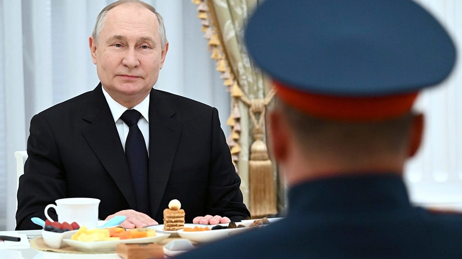 Vladímir Putin durante una reunión con la cúpula militar en Moscú, Rusia