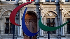 Paris Belediye binası önüne asılan "Paris 2024 Paralimpik Oyunları" logosu 