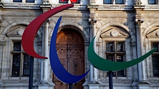 Paris Belediye binası önüne asılan "Paris 2024 Paralimpik Oyunları" logosu