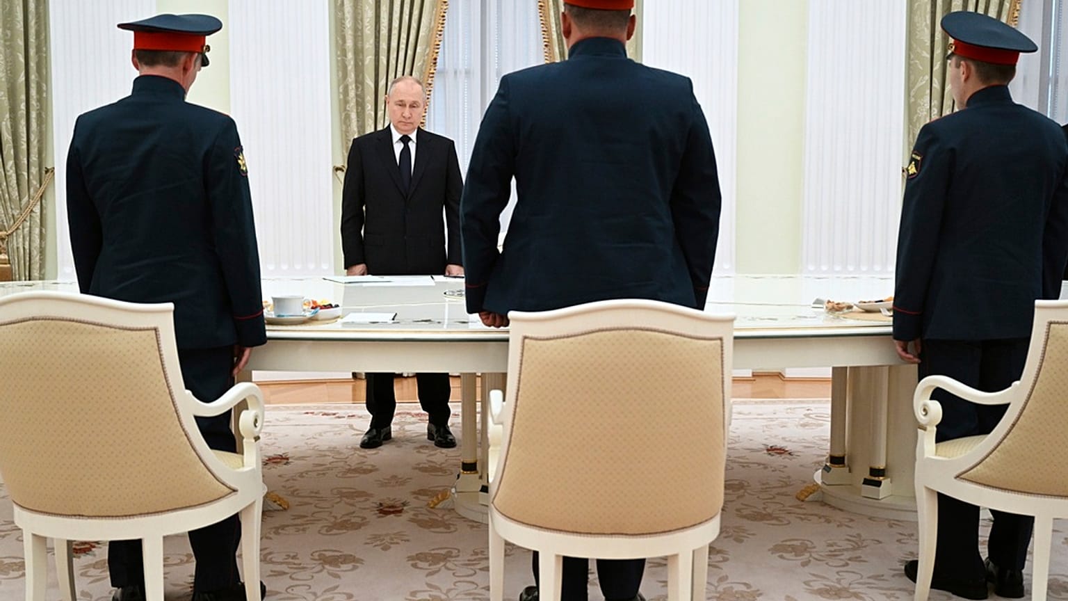 Vladimir Putin saldamente al timone. 