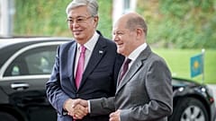 El canciller alemán, Olaf Scholz, recibe en Berlín al presidente de Kazajistán, Kasim Yomart Tokáyev