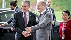 Olaf Scholz begrüßt das Staatsoberhaupt von Turkmenistan, Gurbanguly Berdimuhamedow.