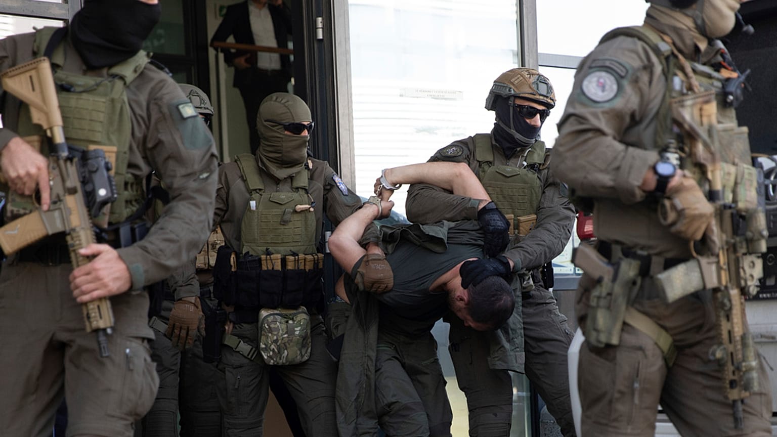 Policías kosovares sacan del tribunal en Prístina, la capital kosovar, a uno de los serbios implicados en el tiroteo