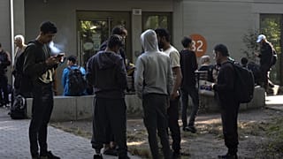 Menedékkérők a berlini regisztrációs központ előtt