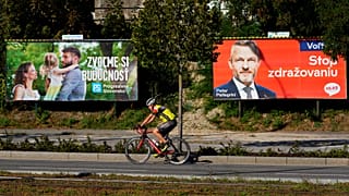 ملصقات انتخابية لحزب سلوفاكيا التقدمية وحزب هلاس قبيل الانتخابات العامة المبكرة، براتيسلافا، سلوفاكيا، 29 سبتمبر 2023.