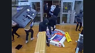 نهب إلكترونيات من متجر