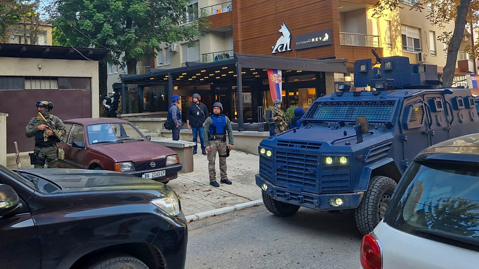 شرطة كوسوفو تفتش مطعمًا ومبنى في الجزء الشمالي من مدينة ميتروفيتشا ذو الغالبية الصربية