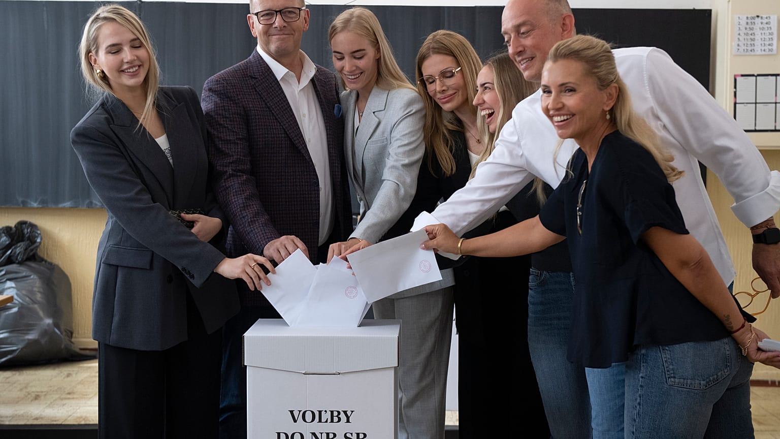Boris Kollár, a szlovák parlament elnöke (b2) voksol családtagjaival egy pozsonyi szavazóhelyiségben 