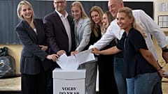 Boris Kollár, a szlovák parlament elnöke (b2) voksol családtagjaival egy pozsonyi szavazóhelyiségben 