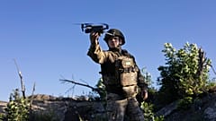 Mit Drohnen wie diesen wird in der Ukraine zunehmend gekämpft.