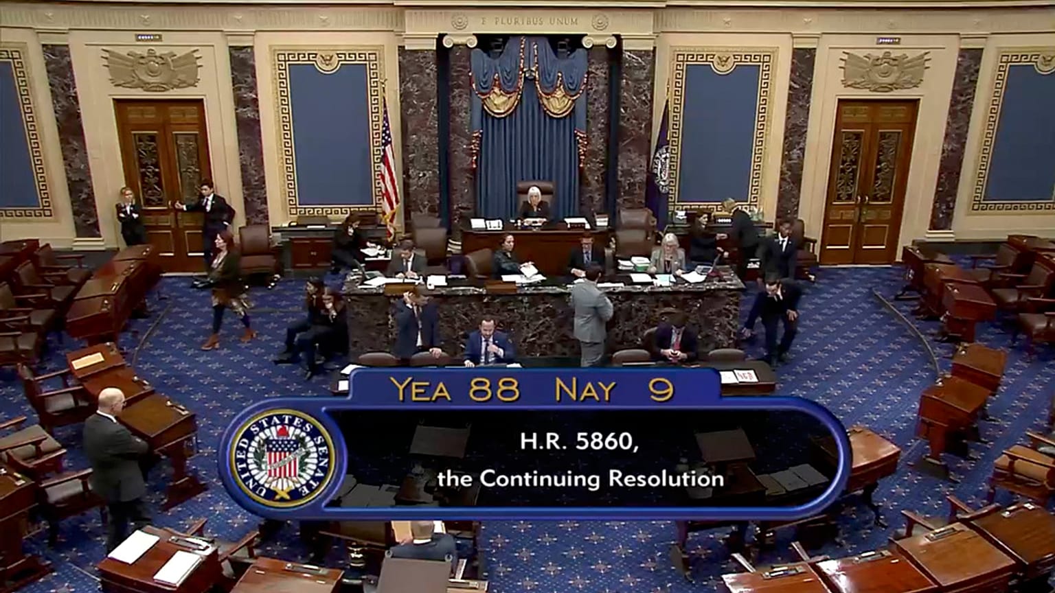 Während der Abstimmung im US-Senat über den Übergangshaushalt. Das Ergebnis der Stimmenauszählung wird eingeblendet.