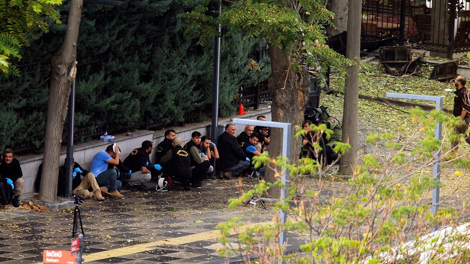 Δυνάμεις ασφαλείας της Τούρκιας καλύπτονται ενώ επιχειρούν πυροτεχνουργοί στο σημείο της επίθεσης στην Άγκυρα