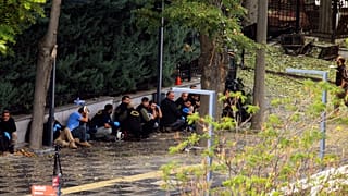 Δυνάμεις ασφαλείας της Τούρκιας καλύπτονται ενώ επιχειρούν πυροτεχνουργοί στο σημείο της επίθεσης στην Άγκυρα
