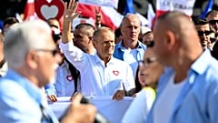 Donald Tusk beim Marsch der Million Herzen in Warschau in Polen