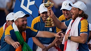 Matchwinner Tommy Fleetwood mit der Trophäe am 1. Oktober 2023