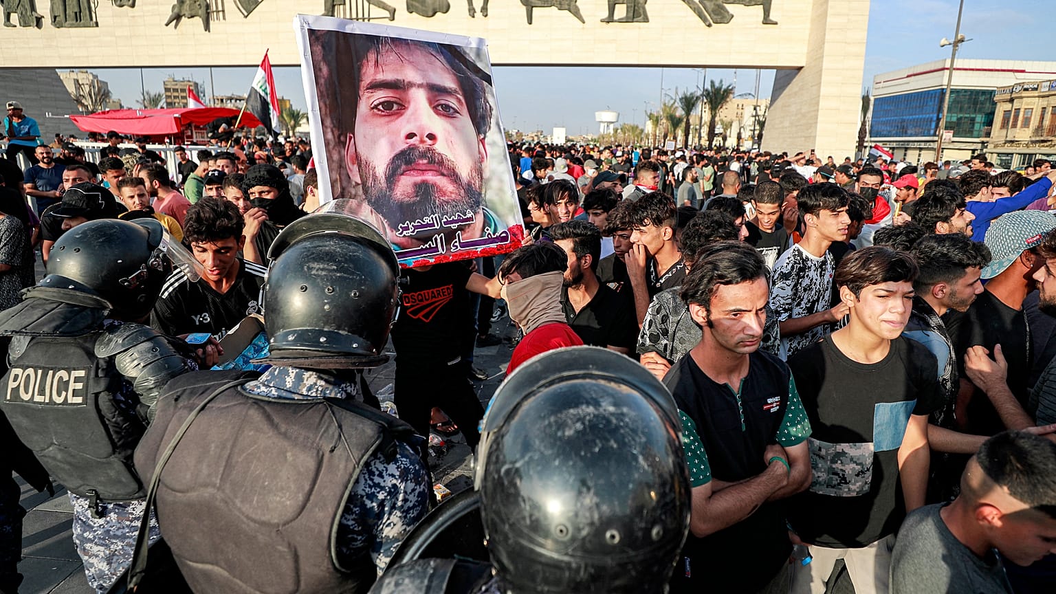 متظاهرون في ساحة التحرير وسط بغداد