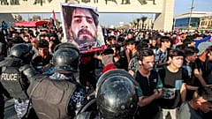 متظاهرون في ساحة التحرير وسط بغداد