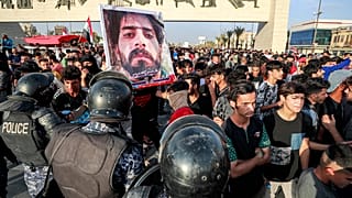 متظاهرون في ساحة التحرير وسط بغداد