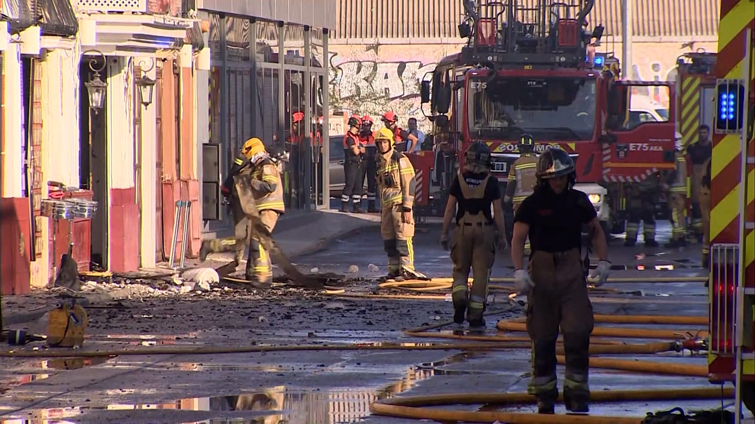 Bombeiros trabalham no rescaldo do incêndio da discoteca Teatre, em Murcia, Espanha, 1 de outubro de 2023.