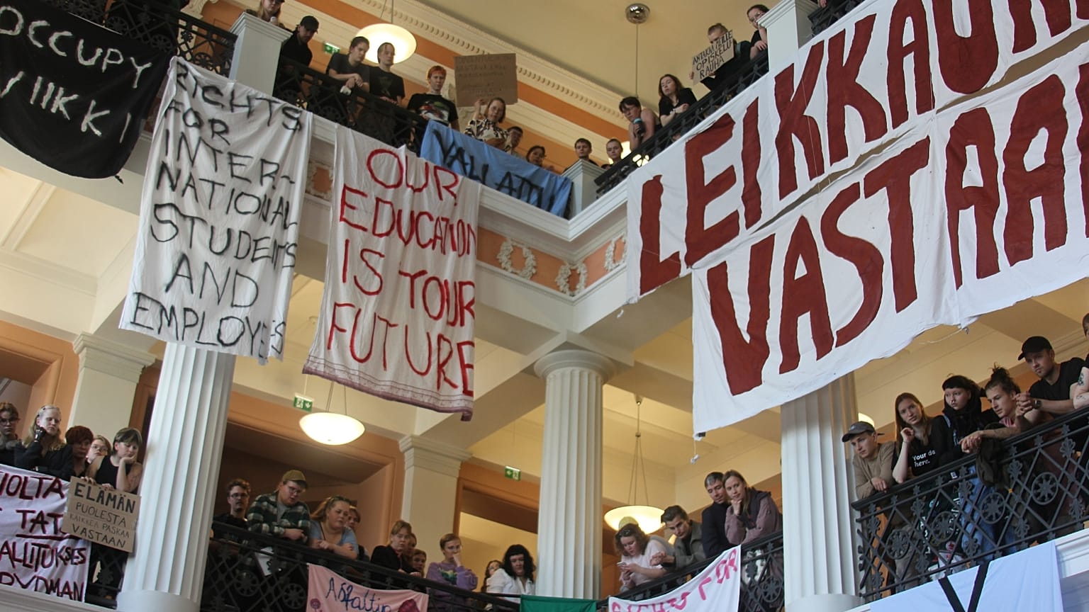 Manifestantes ocupan el edificio principal de la Universidad de Helsinki, 28 de septiembre de 2023