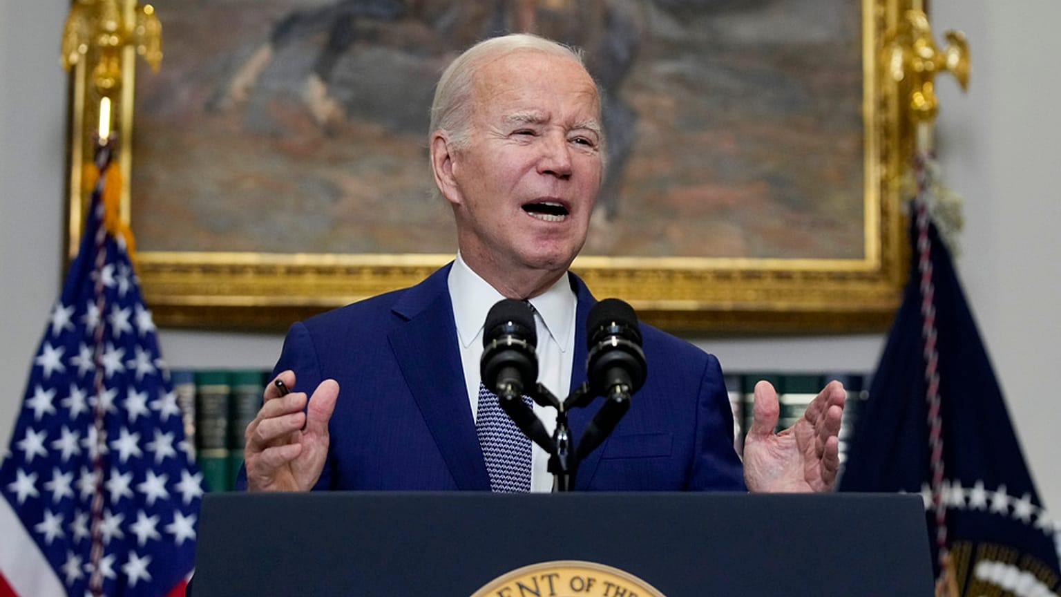 Joe Biden a Fehér Ház Roosevelt Termében beszél 2023. október 1-én