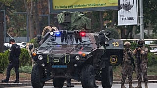 Spezialeinheiten sichern das Gelände in der Nähe des Innenministeriums.