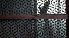 صورة من الارشيف- أحد أعضاء جماعة الإخوان المسلمين في قفص الاتهام، قاعة المحكمة بسجن طره، جنوب القاهرة- 22 أغسطس 2015،
