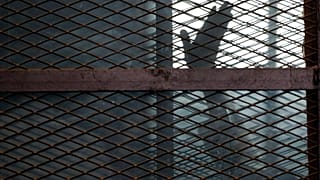 صورة من الارشيف- أحد أعضاء جماعة الإخوان المسلمين في قفص الاتهام، قاعة المحكمة بسجن طره، جنوب القاهرة- 22 أغسطس 2015،