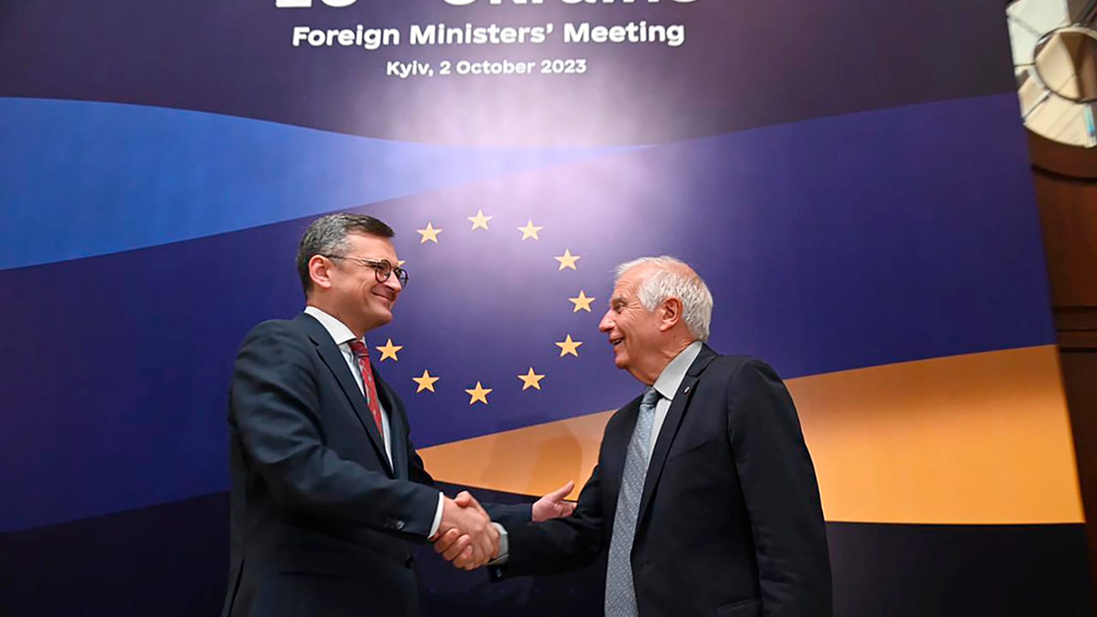 Josep Borrell, az unió külügyi és biztonságpolitikai főképviselője Kijevben kezet szorít az ukrán külügyminiszterrel