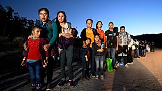 Perui menekültek az amerikai-mexikói határon