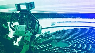 Una mujer graba en vídeo una sesión en el Parlamento Europeo en Estrasburgo, abril de 2014