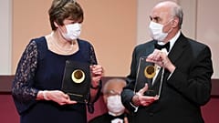 Stimmt es, dass die mit dem Medizin-Nobelpreis ausgezeichneten Forscher:innen bei der Übergabe eine Maske trugen?