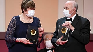 Stimmt es, dass die mit dem Medizin-Nobelpreis ausgezeichneten Forscher:innen bei der Übergabe eine Maske trugen?