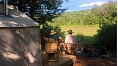 Sally y Robert McCracken se relajan en su camping Tentrr en Sand Lake, Nueva York. 