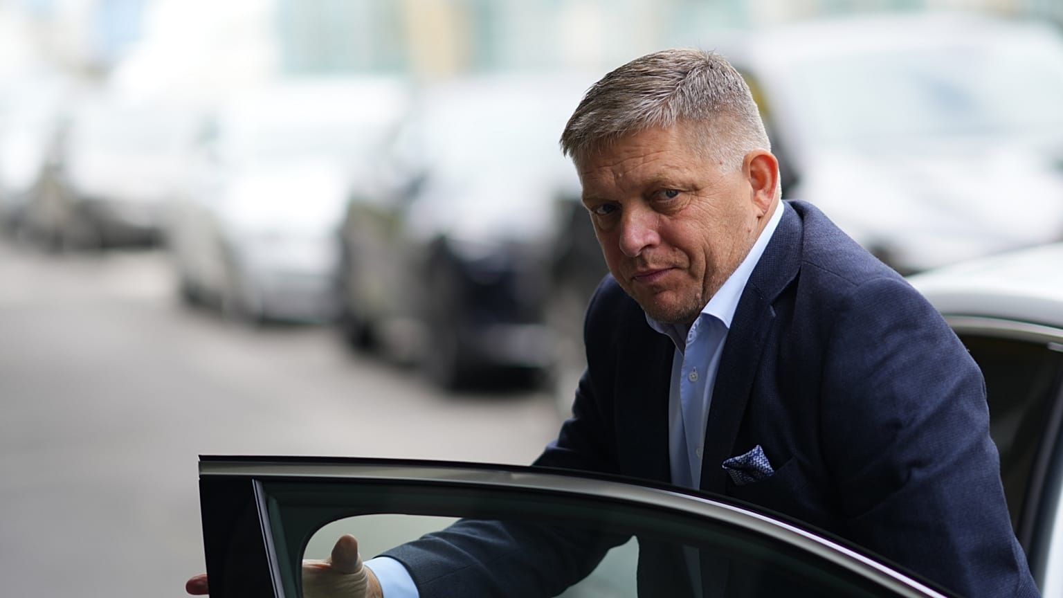 A győztes Robert Fico érkezik a párt pozsonyi székházába a választás másnapján