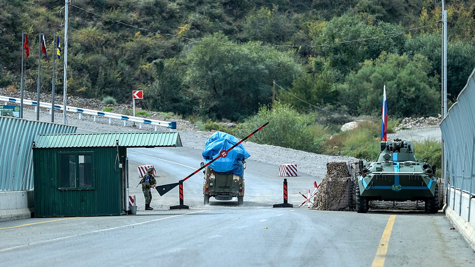 Rus barış gücü askerlerinin kontrolü sonrası Dağlık Karabağ'dan çıkıp Laçın Koridoru üzerinden Ermenistan'a giden bir araç 