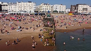 Los bañistas se refrescan en el agua para escapar del calor en Brighton, Reino Unido, 9 de septiembre de 2023\.