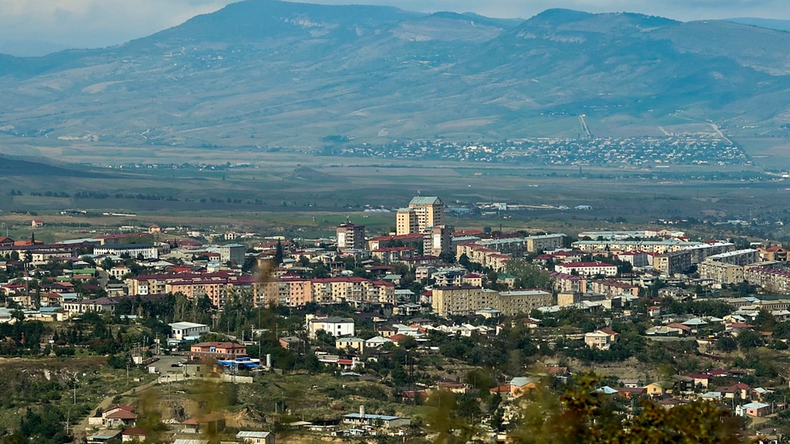 Azerbaycan'ın Hankendi kenti. Dağlık Karabağ'daki Ermeni toplumunca ilan edilen yönetimin başkent olarak kullandığı Stepanakert 