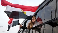 حافلة تقل مؤيدين لترشح الرئيس المصري عبد الفتاح السيسي لولاية رئاسية ثالثة في القاهرة. 2023/10/02