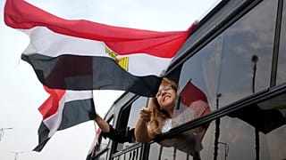 حافلة تقل مؤيدين لترشح الرئيس المصري عبد الفتاح السيسي لولاية رئاسية ثالثة في القاهرة. 2023/10/02
